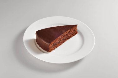 Sacher pies bölümüyle yuvarlak tabak