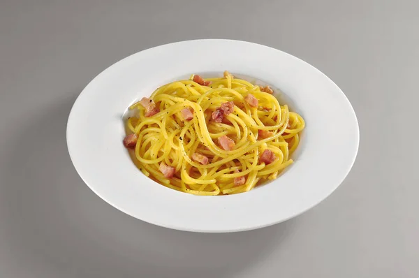 Naczynie okrągłe z porcję spaghetti carbonara — Zdjęcie stockowe