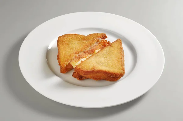 튀긴된 모 짜 렐 라 샌드위치와 라운드 접시 — 스톡 사진