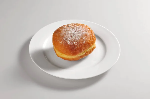 Plato redondo con un solo krapfen — Foto de Stock