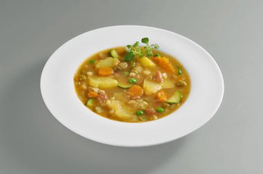Sebze çorbası bir kısmı ile plaka