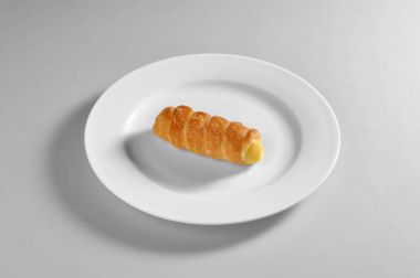 Bir krem cannoli ile yuvarlak tabak