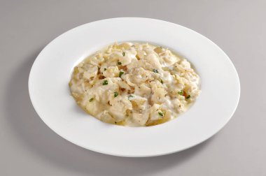 Venedik cod bir kısmı ile yuvarlak tabak