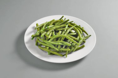 Haşlanmış yeşil fasulye bir kısmı ile yuvarlak tabak