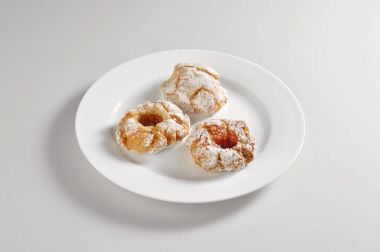 Üç badem pasta kurabiye ile yuvarlak tabak