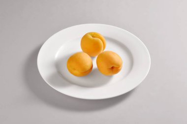 Üç kayısı ile yuvarlak tabak