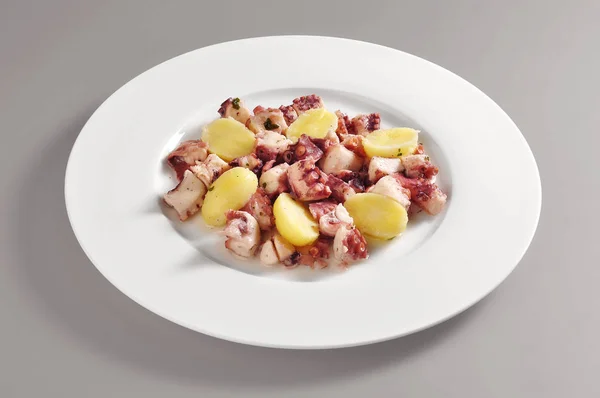 Jídlo z chobotnice a brambory — Stock fotografie