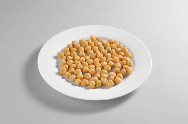 ゆでひよこ豆と丸いお皿 — ストック写真