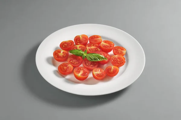 Plato redondo con tomates cherry picados — Foto de Stock
