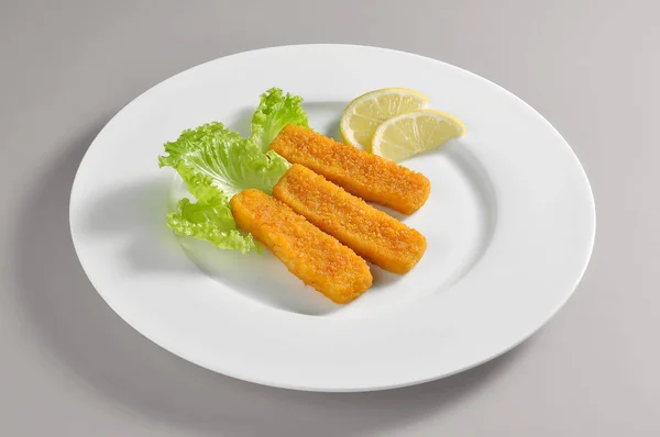 Στρογγυλό πιάτο με φιλέτο ψαριού ραβδιά, παναρισμένο και τηγανισμένο — Φωτογραφία Αρχείου