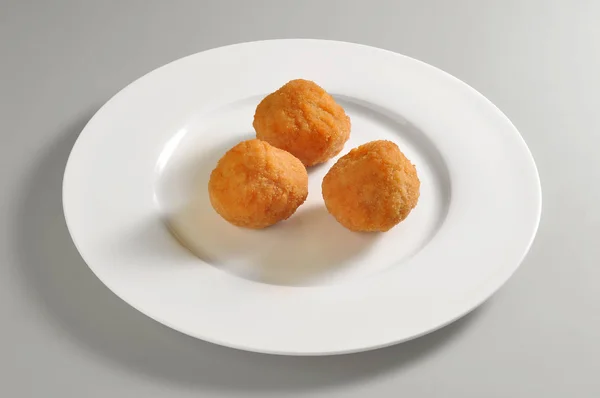 Plato redondo con bolas de arroz empanadas fritas —  Fotos de Stock
