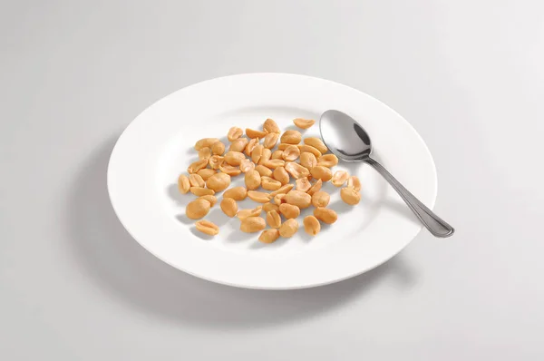 Prato redondo com amendoim salgado — Fotografia de Stock
