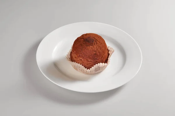 甘いチョコレート トリュフの丸いお皿 — ストック写真