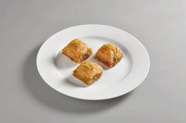 Rund skål med turkisk baclava — Stockfoto