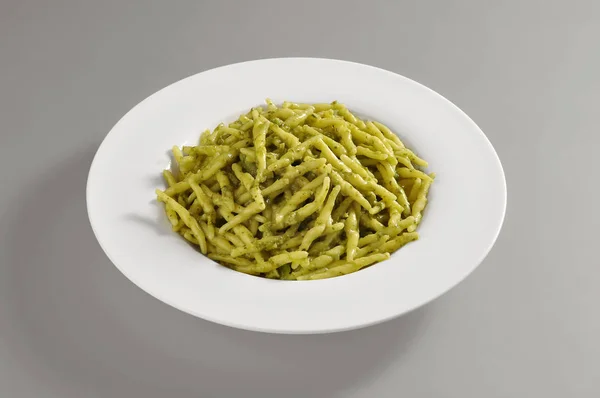 Piatto rotondo con trofie di pasta al pesto genovese — Foto Stock