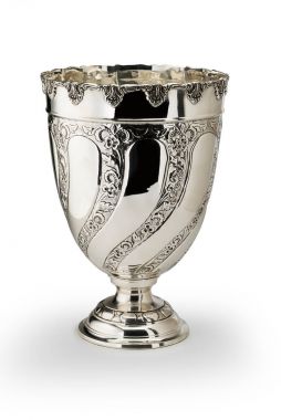 uzun boylu dikey gemi gümüş dekore edilmiştir.