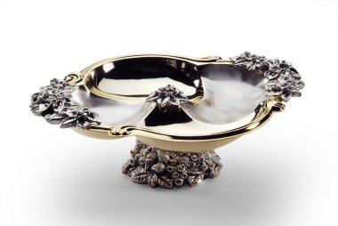 Çelik ve altın oval kapta Merkezi ayak ile dekore edilmiştir.