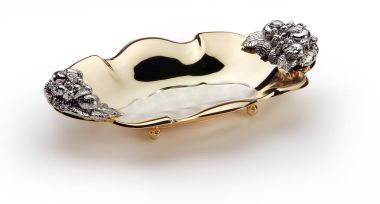 Çelik ve altın oval kapta dekore edilmiş