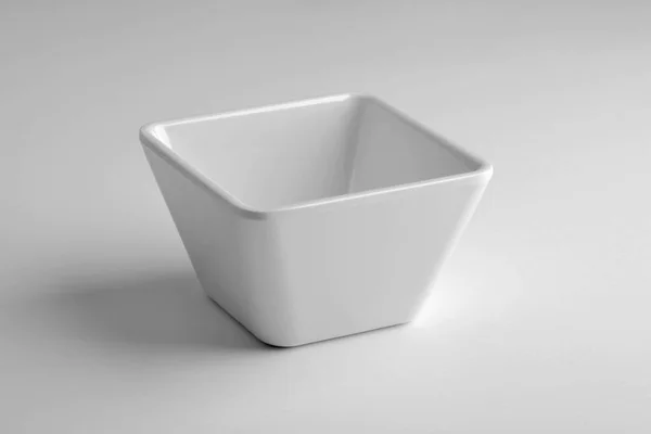 Fyrkantig skål i vitt porslin — Stockfoto