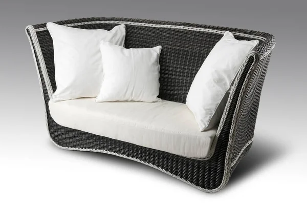 Плетений диван з подушками — стокове фото