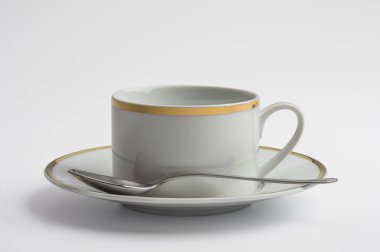 Kupası ve dekore edilmiş altın iplik ve kaşık çay için fincan tabağı