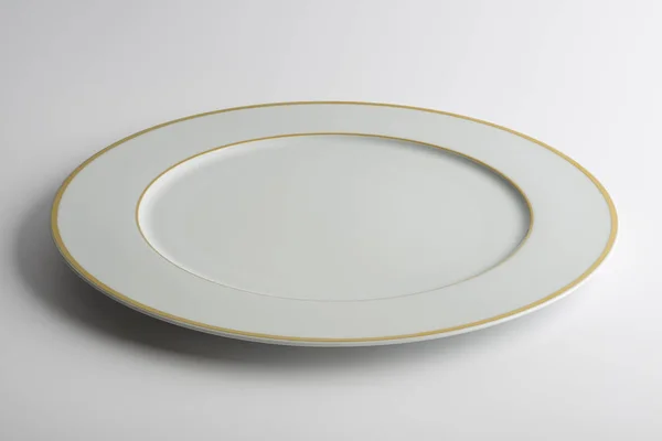접시는 가장자리에 금 실로 장식 — 스톡 사진