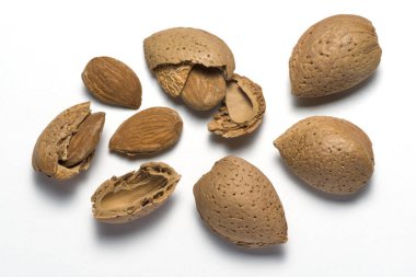 Beyaz arka plan üzerinde tüm ve kırık badem