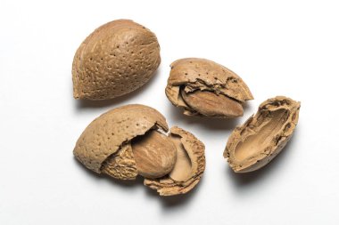 Beyaz arka plan üzerinde tüm ve kırık badem