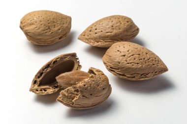 Beyaz arka plan üzerinde tüm ve kırık badem