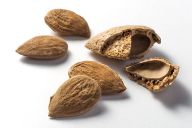 Beyaz arka plan üzerinde tüm ve kırık badem