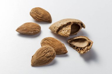 Beyaz arka plan üzerinde tüm ve kırık badem