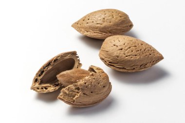 Beyaz arka plan üzerinde tüm ve kırık badem