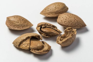 Beyaz arka plan üzerinde tüm ve kırık badem