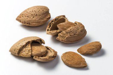 Beyaz arka plan üzerinde tüm ve kırık badem