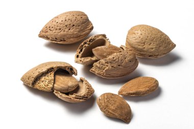 Beyaz arka plan üzerinde tüm ve kırık badem