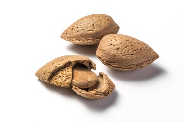 Beyaz arka plan üzerinde tüm ve kırık badem