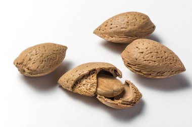 Beyaz arka plan üzerinde tüm ve kırık badem