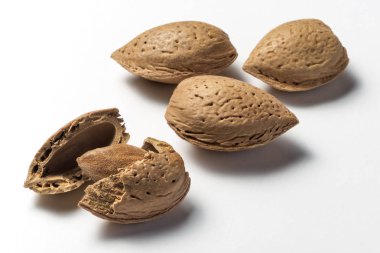 Beyaz arka plan üzerinde tüm ve kırık badem