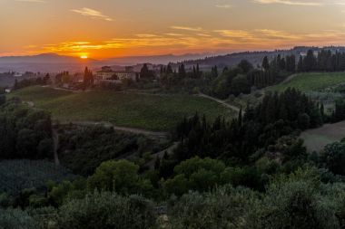 Günbatımı Toskana bölgesindeki Siena tepelerin üstünde