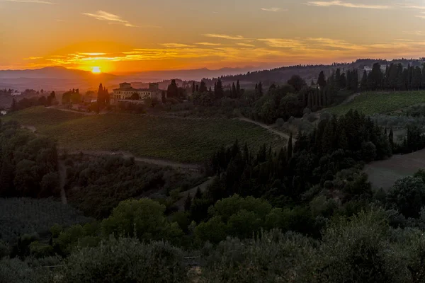Západ slunce nad kopci Siena v oblasti Toskánsko — Stock fotografie