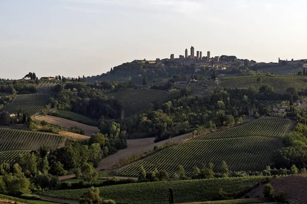 San Gimignano a naplementét a hegyek, Siena, Toscana — Stock Fotó