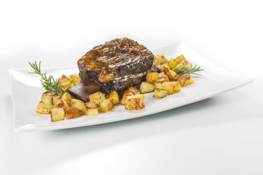 Dikdörtgen beyaz tabak pişmiş biftek kaburga ve kavrulmuş patates ile