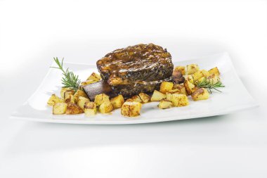 Dikdörtgen beyaz tabak pişmiş biftek kaburga ve kavrulmuş patates ile