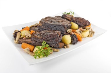 Üç pişmiş biftek kaburga mantar ca ile beyaz dikdörtgen plaka