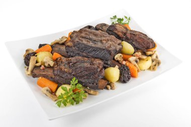 Üç pişmiş biftek kaburga mantar ca ile beyaz dikdörtgen plaka