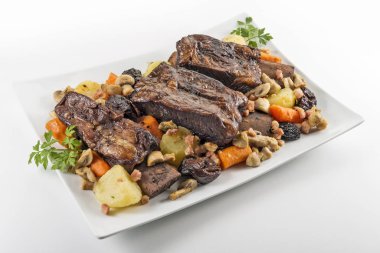 Üç pişmiş biftek kaburga mantar ca ile beyaz dikdörtgen plaka