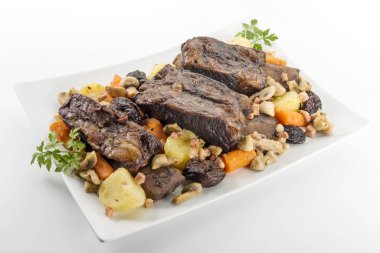 Üç pişmiş biftek kaburga mantar ca ile beyaz dikdörtgen plaka