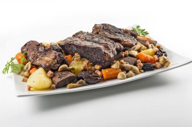 Üç pişmiş biftek kaburga mantar ca ile beyaz dikdörtgen plaka