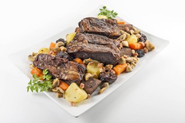 Üç pişmiş biftek kaburga mantar ca ile beyaz dikdörtgen plaka