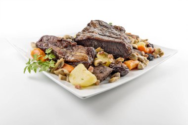 Üç pişmiş biftek kaburga mantar ca ile beyaz dikdörtgen plaka